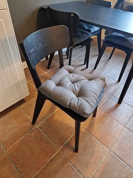 IKEA matbord med 4 stolar svart