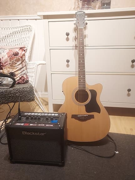 Akustisk gitarr med förstärkare