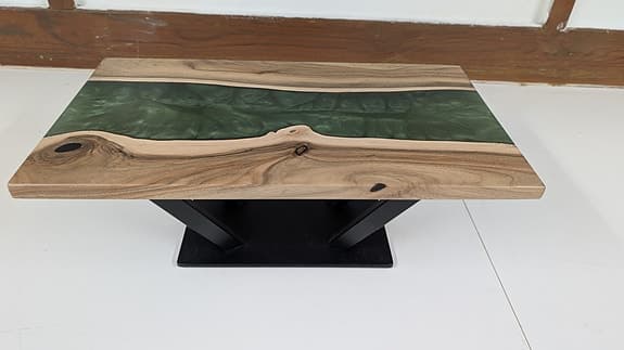 Handgjord - unik litet bord i trä med grön epoxy och svart metallunderrede
