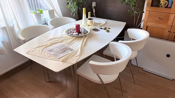 Vit matgrupp med bord och 4 stolar