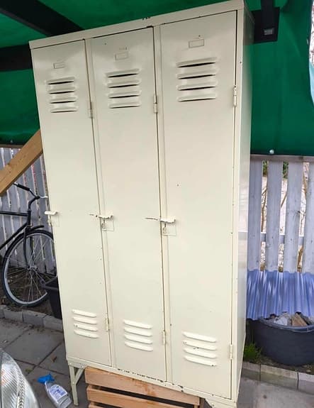Metallskåp, 3 dörrar
