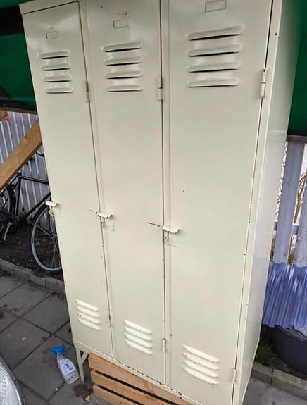 Metallskåp, 3 dörrar