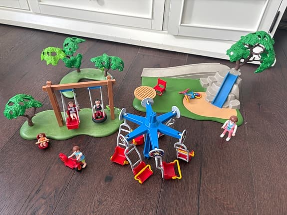 Playmobil lekplats med karusell och gungor