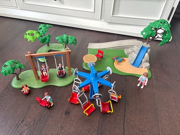 Playmobil lekplats med karusell och gungor