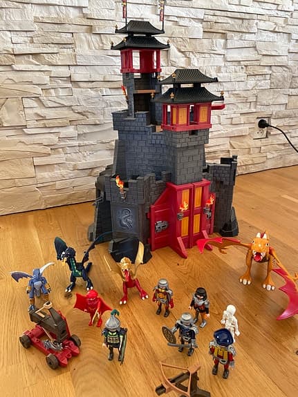 Playmobil drakslott med drakar och figurer