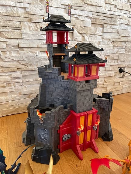 Playmobil drakslott med drakar och figurer