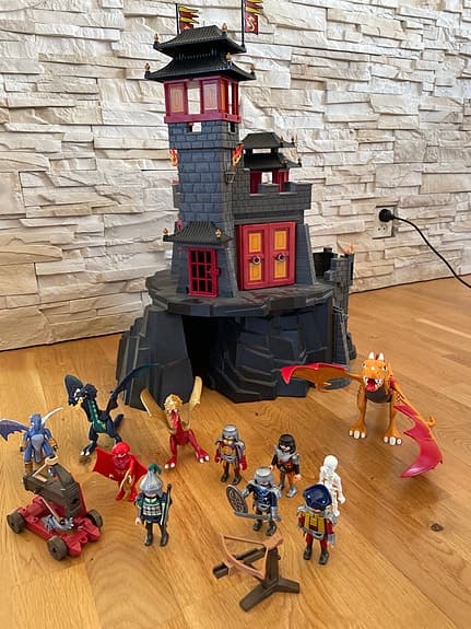 Playmobil drakslott med drakar och figurer