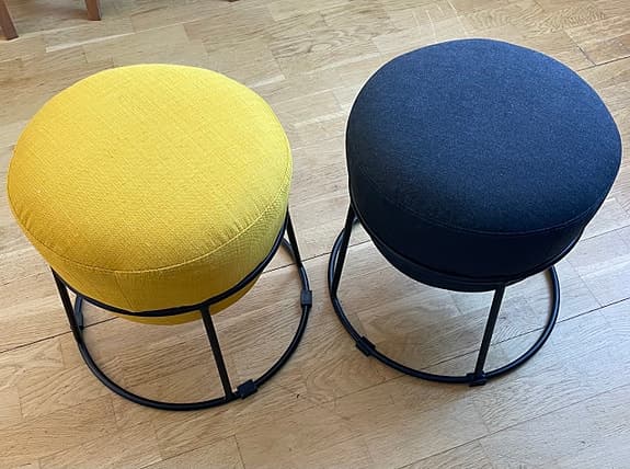 IKEA runda pallar (Emmislöv sittkudde) med metallstativ gul och mörkgrå