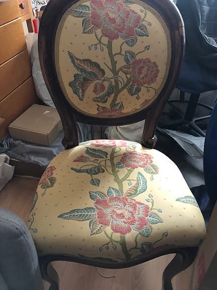 2st likadana antika stolar med rosmönster
