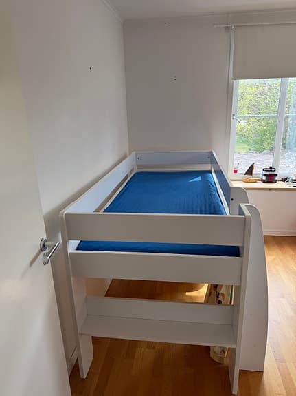 Halvhög barnsäng med skrivbord – från Mio