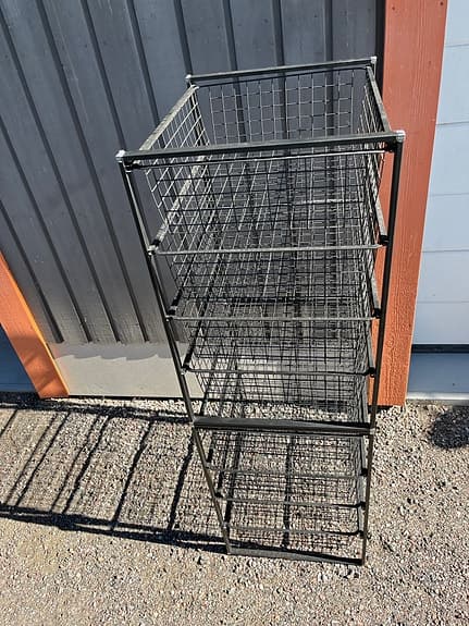 Förvaringsställ med trådbackar / nätkorgar – svart metall