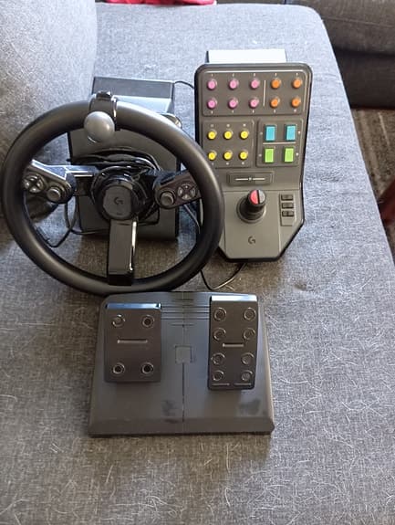 Logitech G ratt, pedaler och kontrollpanel för FS22