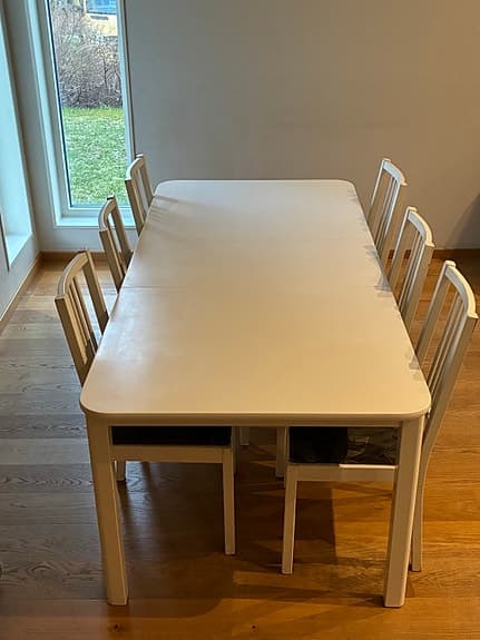 Matgrupp med utdragbart matbord och 6 stolar