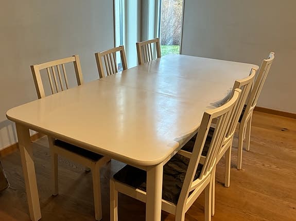 Matgrupp med utdragbart matbord och 6 stolar