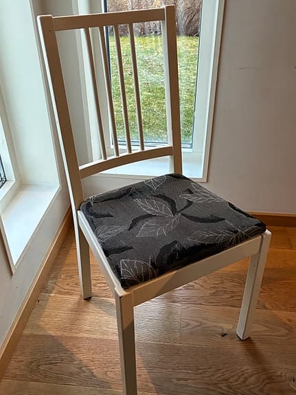 Matgrupp med utdragbart matbord och 6 stolar