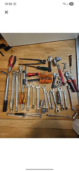 Blandat verktygspaket med nycklar, tänger och bits