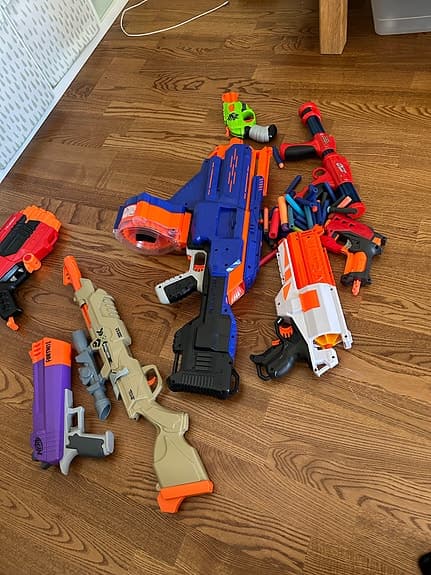 Nerf leksakspistoler och gevär med pilar