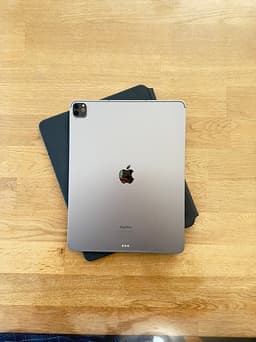 IPad Pro 12.9”(6th gen) + Apple Magic Keyboard
