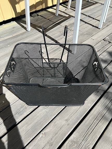 Svart cykelkorg i metall