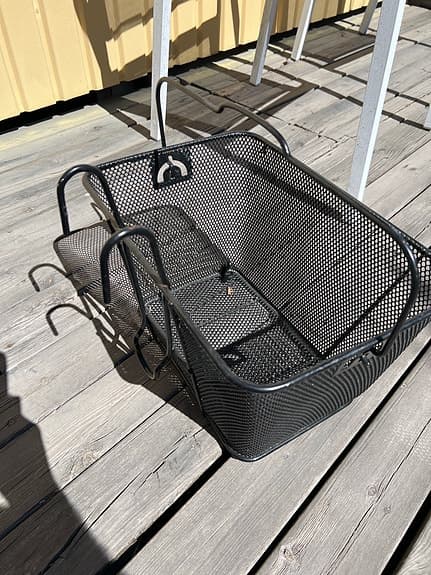 Svart cykelkorg i metall