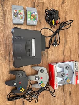 Nintendo 64 konsol + tre handkontroller