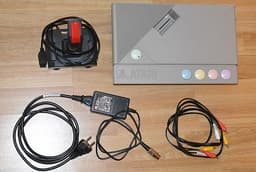 Atari XEGS (XE Game System) med en joystick, rca-kabel och ny strömadapter.