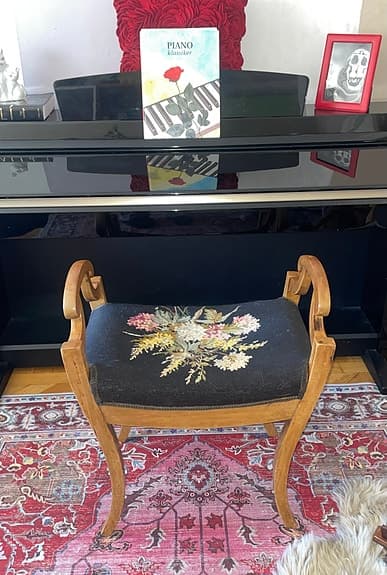 Antik Piano-/sittbänk med trästomme och broderad sits