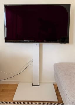 Samsung UE43AU8005K 43” TV med stativ