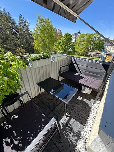 Svart balkongmöbelset med soffa, 2 stolar + bord