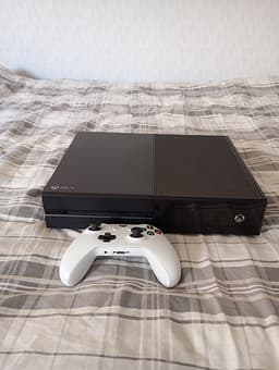 Xbox One 500GB + trådlös kontroll och spel