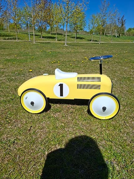 Gul gåbil från Magni Toys