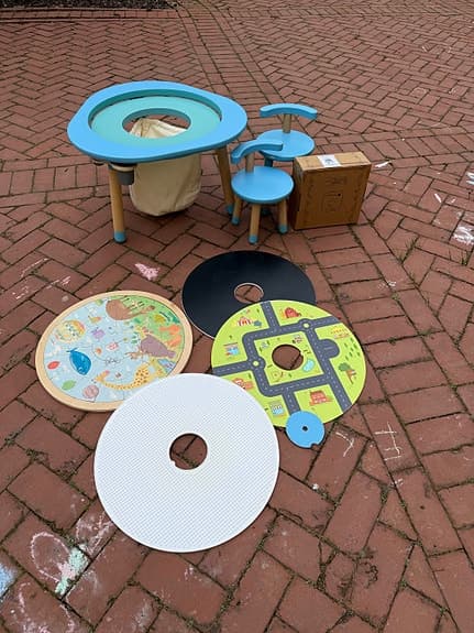 Stokke MuTable lekbord + 3 stolar + aktivitets-skivor (komplett set)