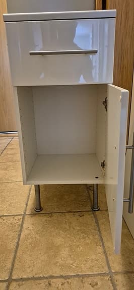 Vit badrumskommod med låda och skåp