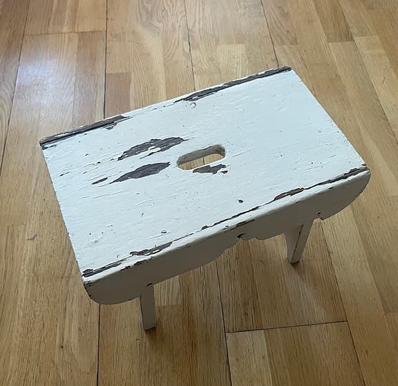 Liten charmig äldre pall