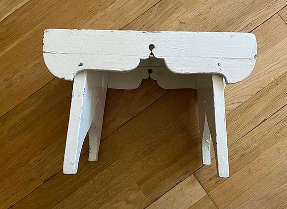 Liten charmig äldre pall
