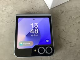 Samsung Galaxy Z Flip 6.  256 GB.