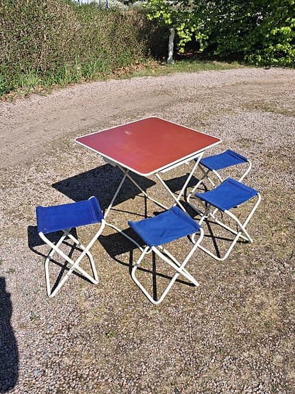 Praktiskt retro set med bord och stolar