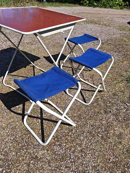 Praktiskt retro set med bord och stolar