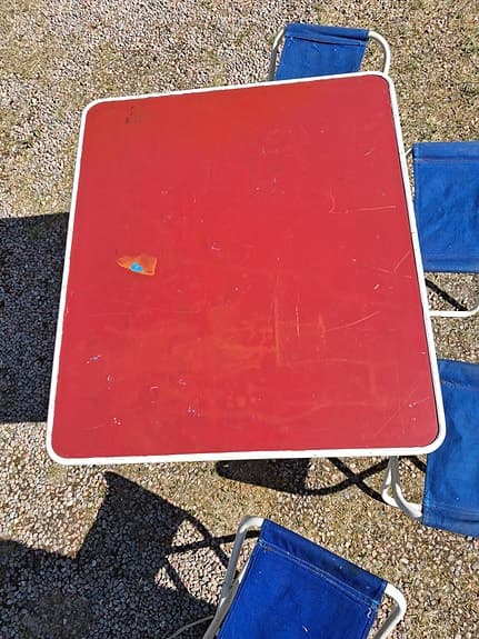 Praktiskt retro set med bord och stolar