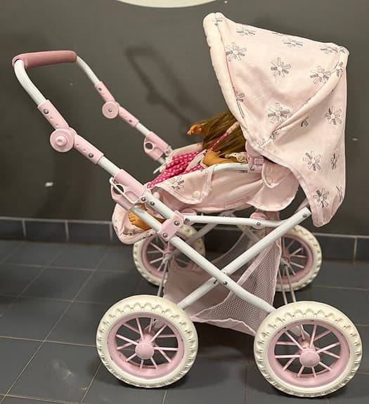 Fin ”Skrållan” dockbarnvagn och docka med många tillbehör paketpris