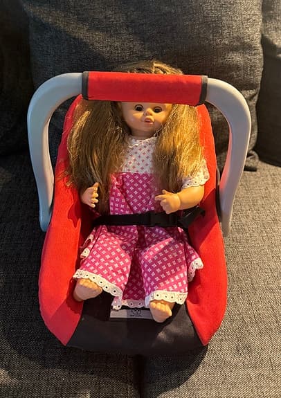 Fin ”Skrållan” dockbarnvagn och docka med många tillbehör paketpris