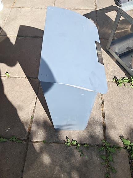 Grå postlåda i metall med lock