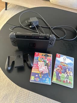 Nintendo Switch spelkonsol med docka och handkontroll