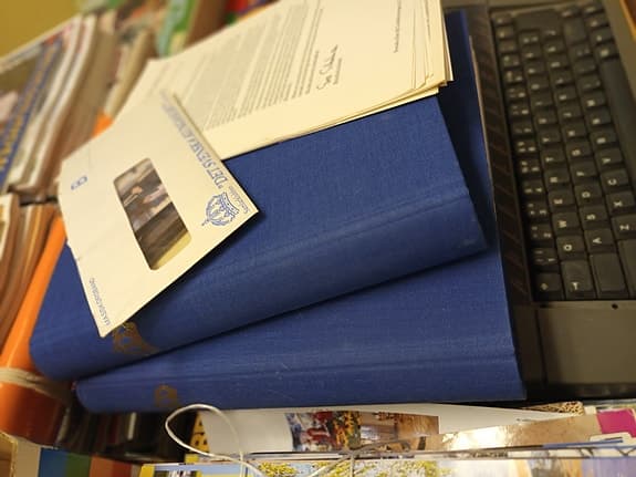 Blåa pärmar med samling om svenska kungahuset
