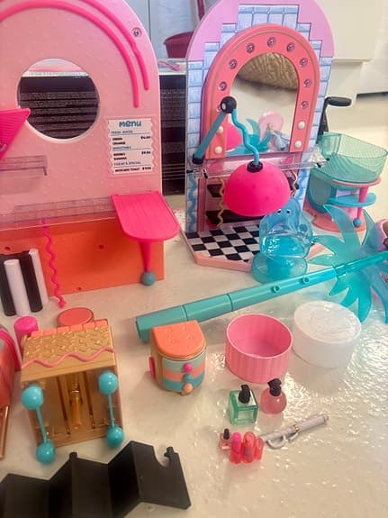L.O.L. Surprise spa & hårsalong med docka och tillbehör