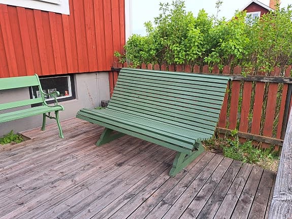 Grön trädgårdssoffa i trä
