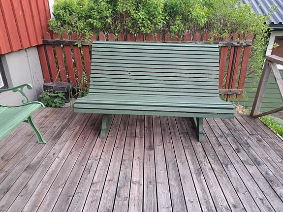 Grön trädgårdssoffa i trä