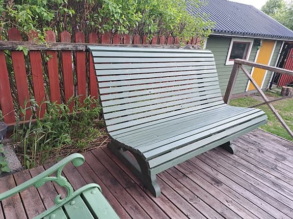 Grön trädgårdssoffa i trä