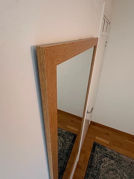 Spegel med träram