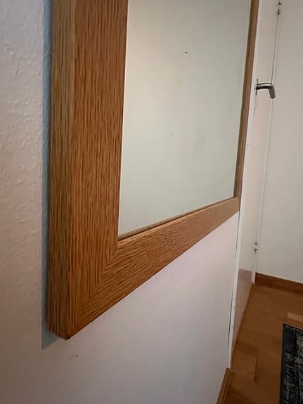 Spegel med träram